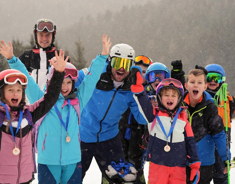 Kindergruppe jubelt, Winter, Schneefall | © Albert Reiter