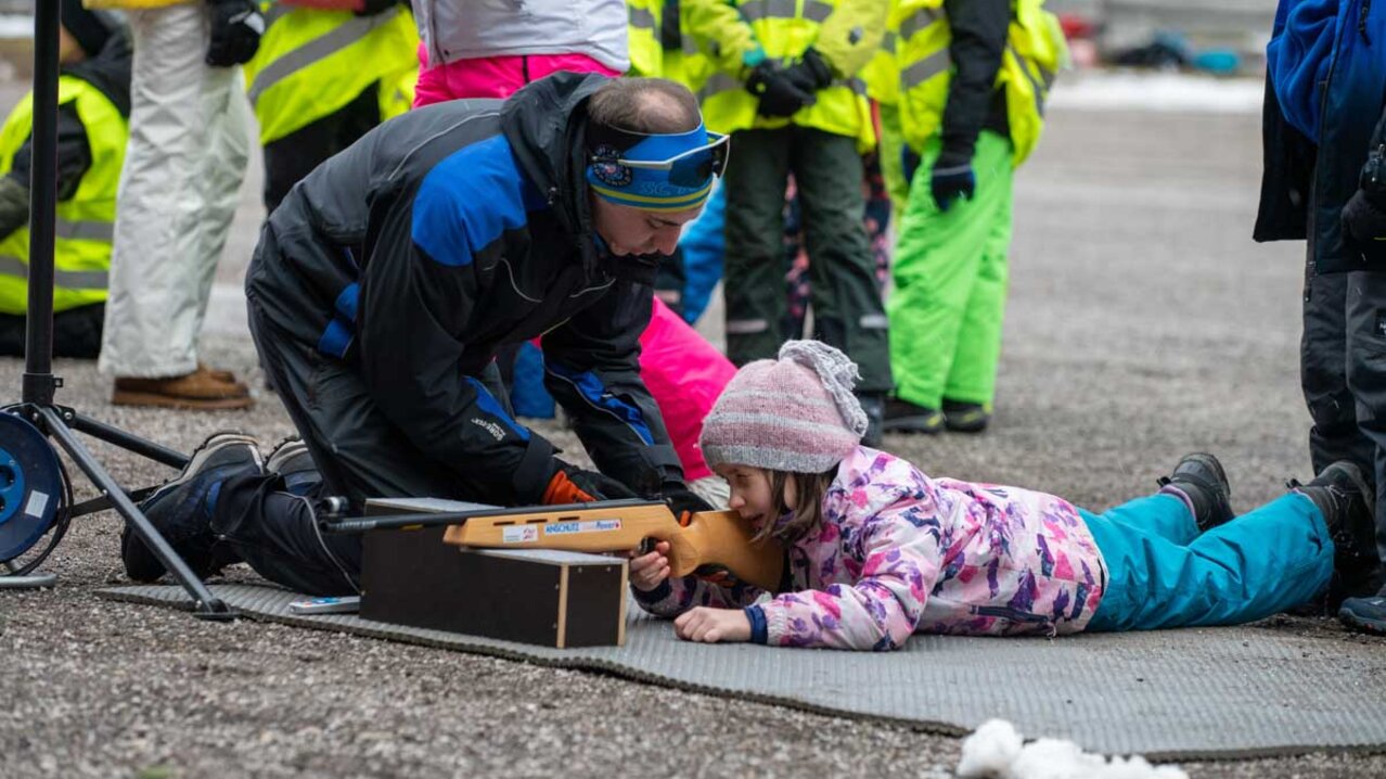 Kind probiert liegend einen Biathlon-Simulator | © Albert Reiter