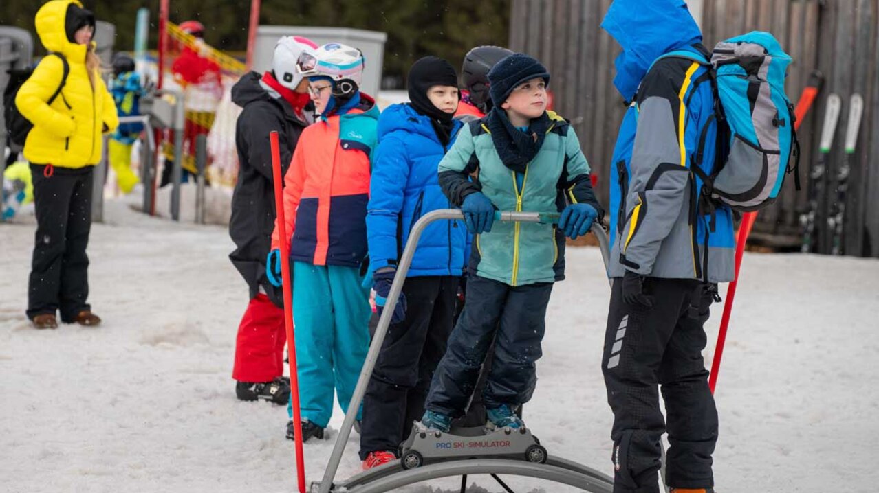 Kind steht auf Skisimulator | © Albert Reiter