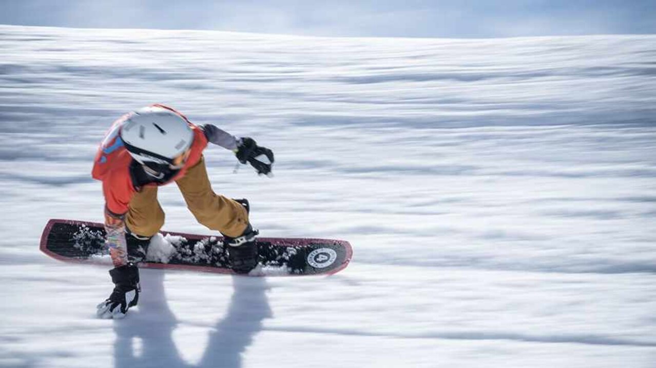 Snowboarder befährt eine Steilkurve | © Mario Lange