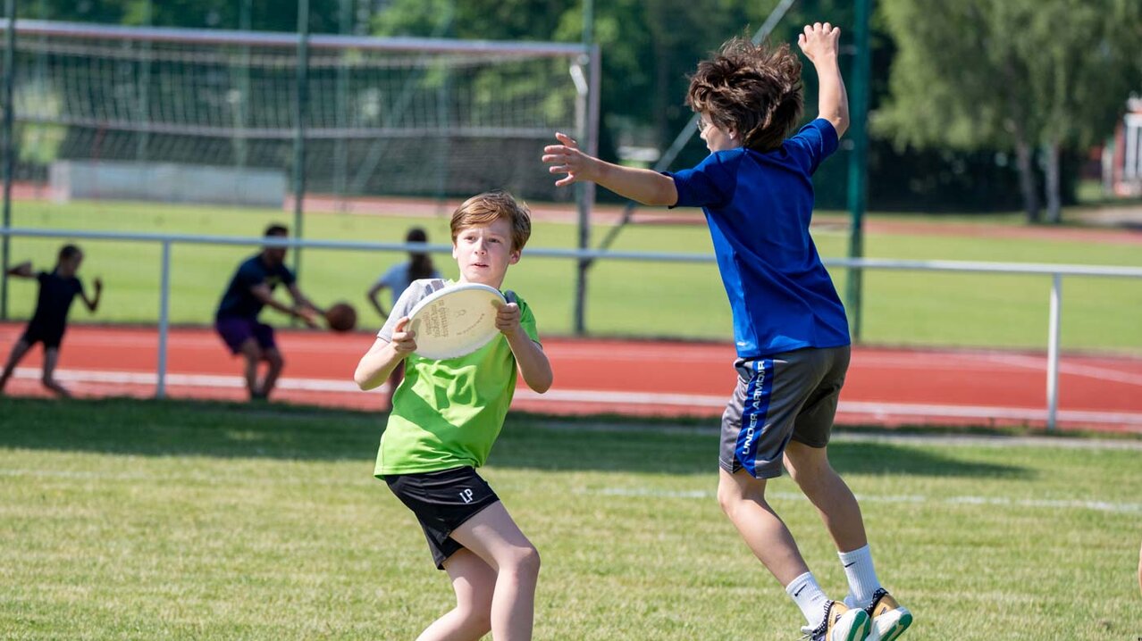 Zwei Kinder beim Frisbee spielen | © Albert Reiter
