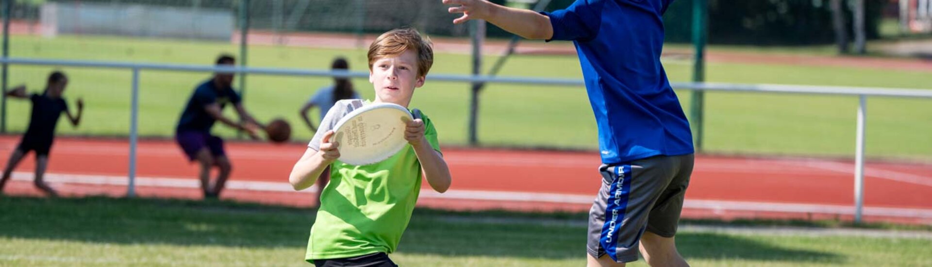 Zwei Kinder beim Frisbee spielen | © Albert Reiter