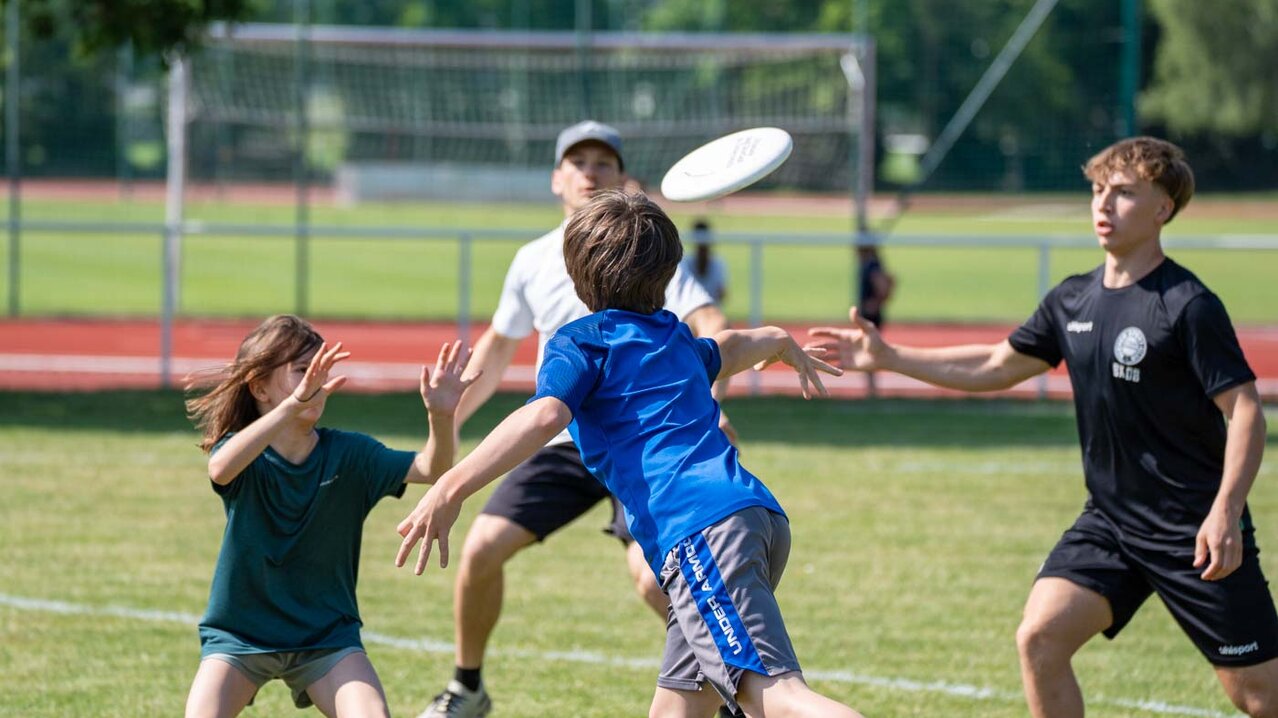 Kinder beim Frisbee spielen | © Albert Reiter