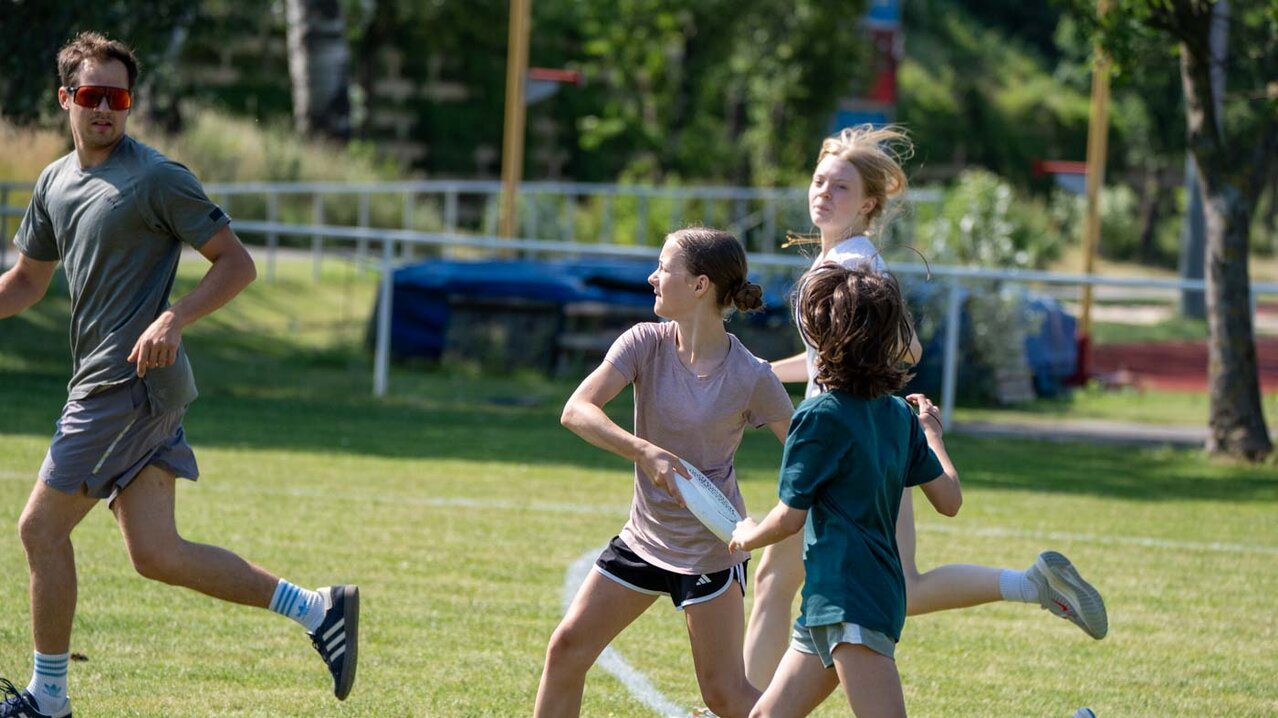 Kinder beim Frisbee spielen | © Albert Reiter