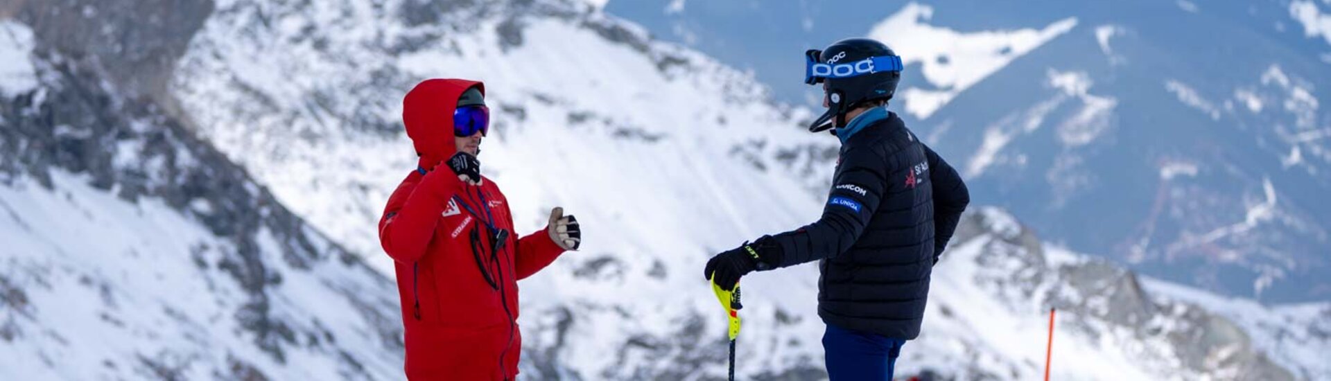 Trainer im Feedback-Gespräch mit Athleten auf der Skipiste | © Albert Reiter
