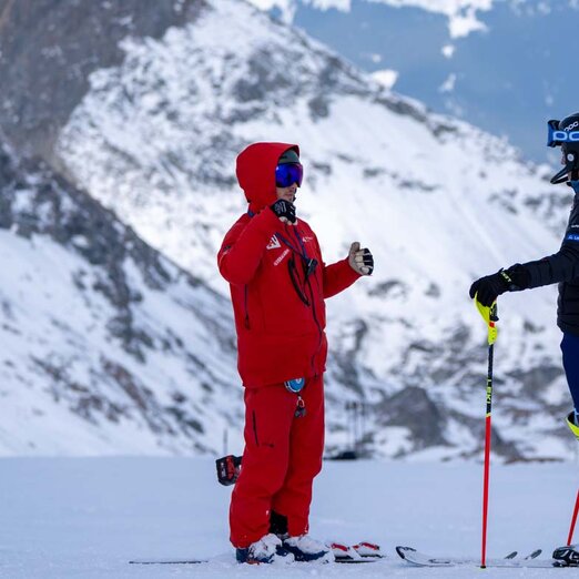 Trainer im Feedback-Gespräch mit Athleten auf der Skipiste | © Albert Reiter