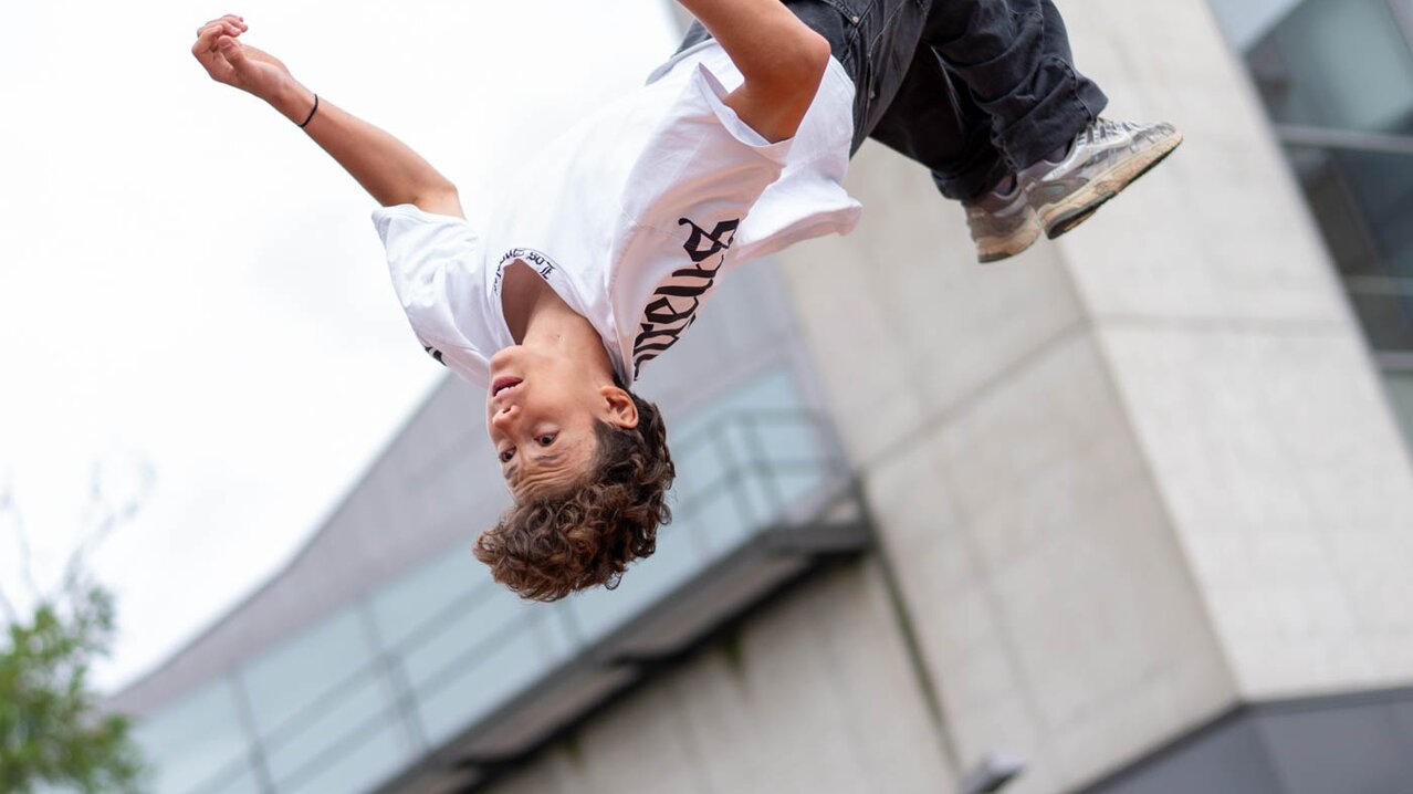 Junge macht Salto auf Trampolin | © Albert Reiter