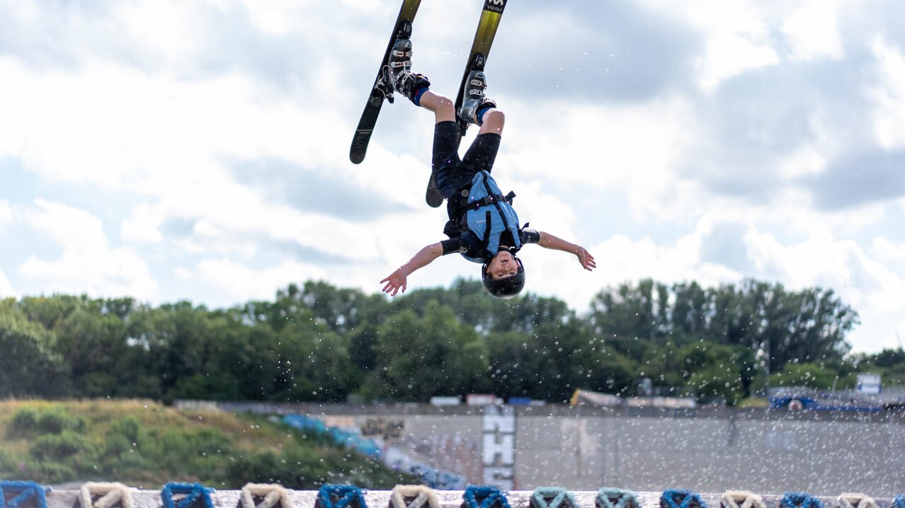 Kind macht Rückwärtssalto von Wasserschanze | © Albert Reiter
