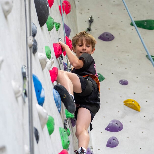 Junge klettert in Kletterhalle | © Albert Reiter