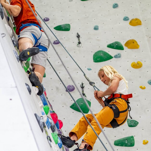 Mädchen wird an Kletterwand abgeseilt | © Albert Reiter