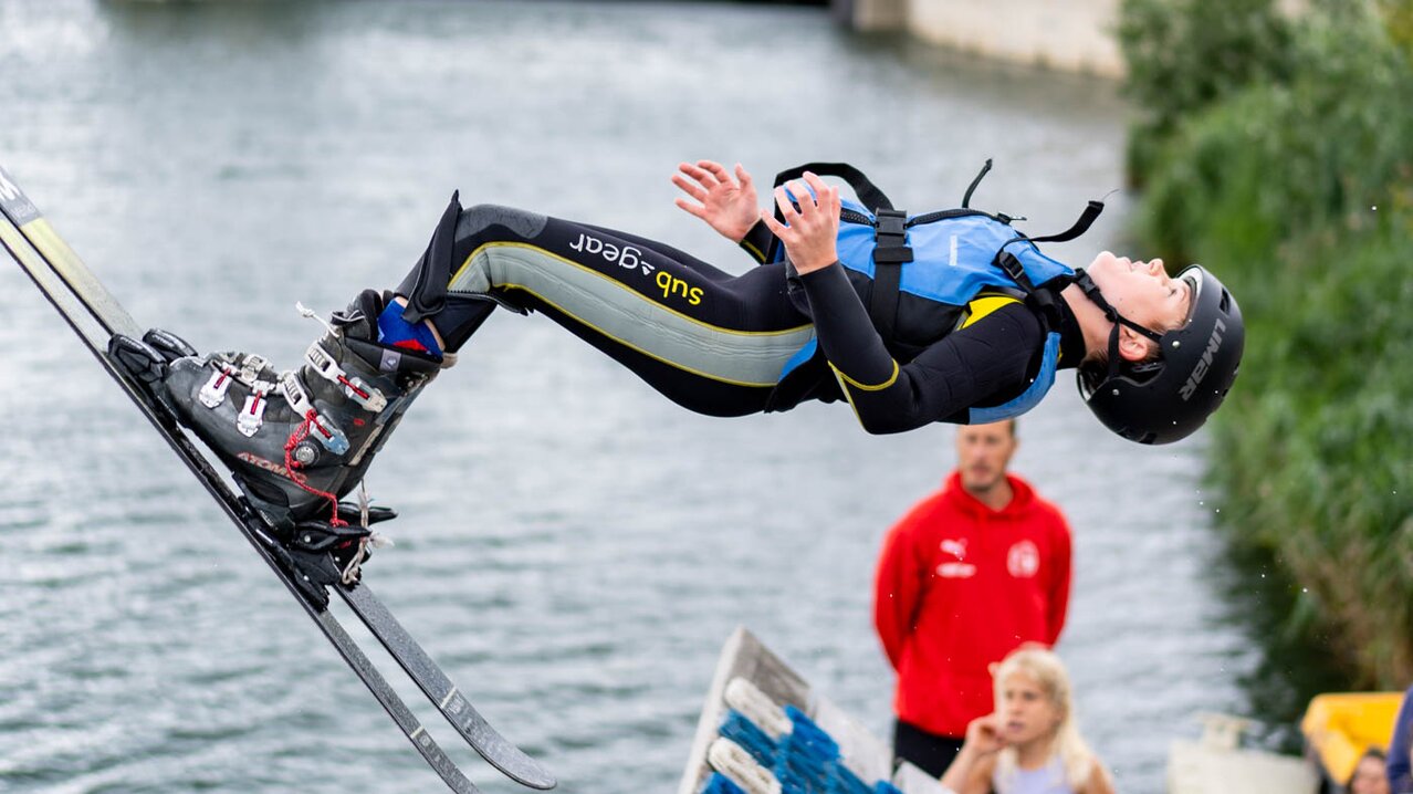 Junge beim Absprung von Wasserschanze, Rückwärtssalto | © Albert Reiter