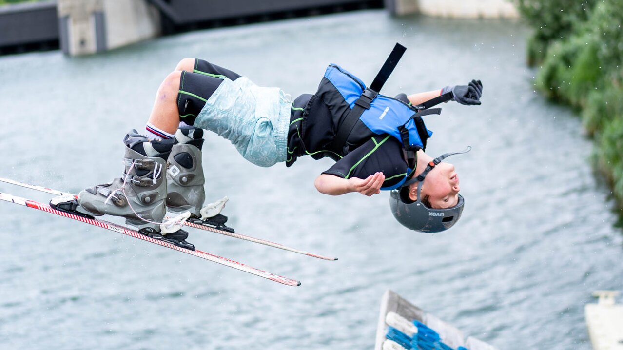 Junge nach Absprung von Wasserschanze,  Backflip | © Albert Reiter