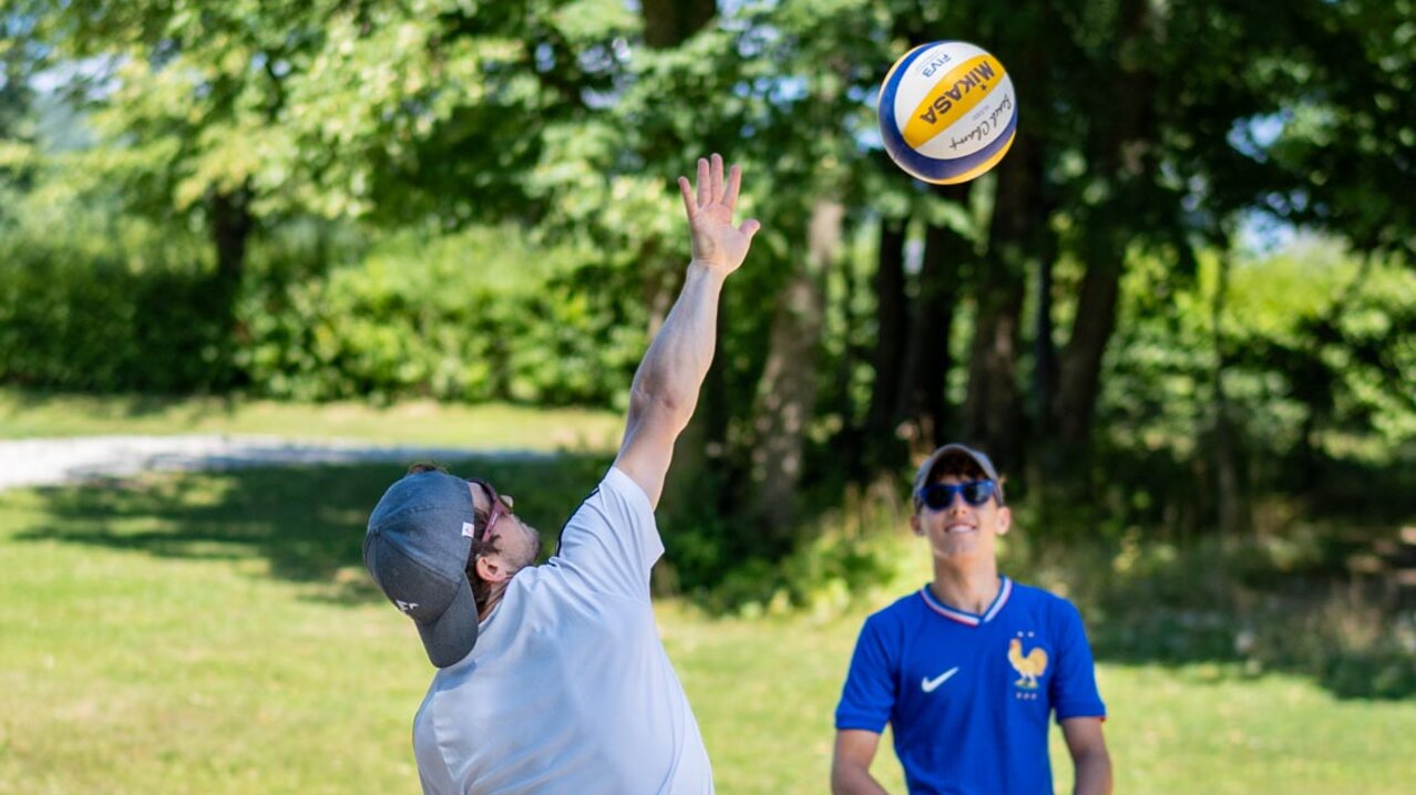 2 Jungs beim Volleyball spielen | © Albert Reiter
