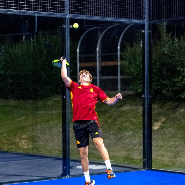 Jugendlicher beim Padel spielen | © Albert Reiter