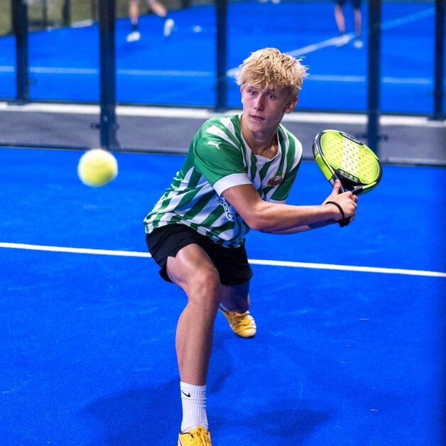 Jugendlicher beim Padel spielen | © Albert Reiter