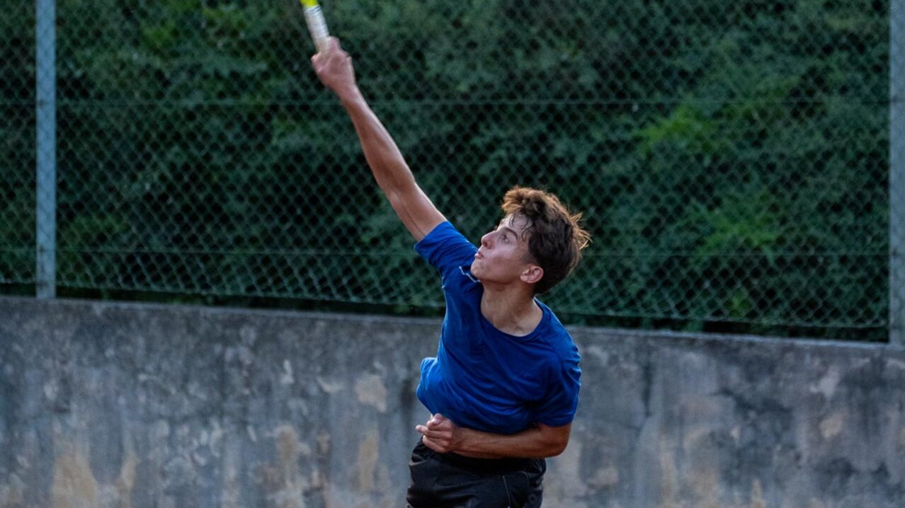 Junge beim Aufschlag beim Tennis | © Albert Reiter