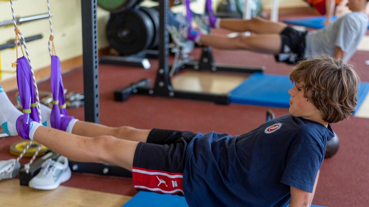Junge beim Training mit Sling-Trainer | © Albert Reiter