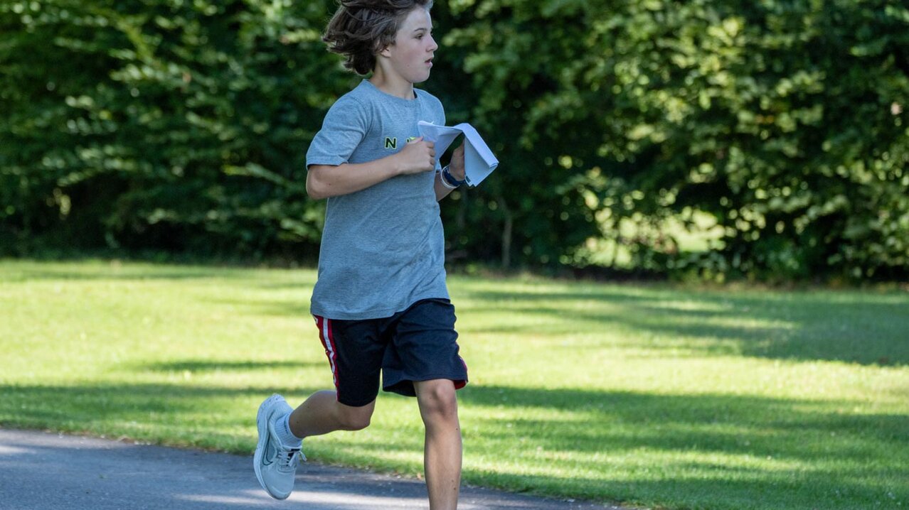 Junge läuft mit Zettel in der Hand | © Albert Reiter