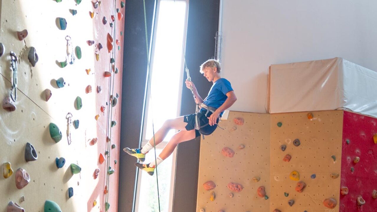 Junge beim Abseilen von Kletterwand | © Albert Reiter