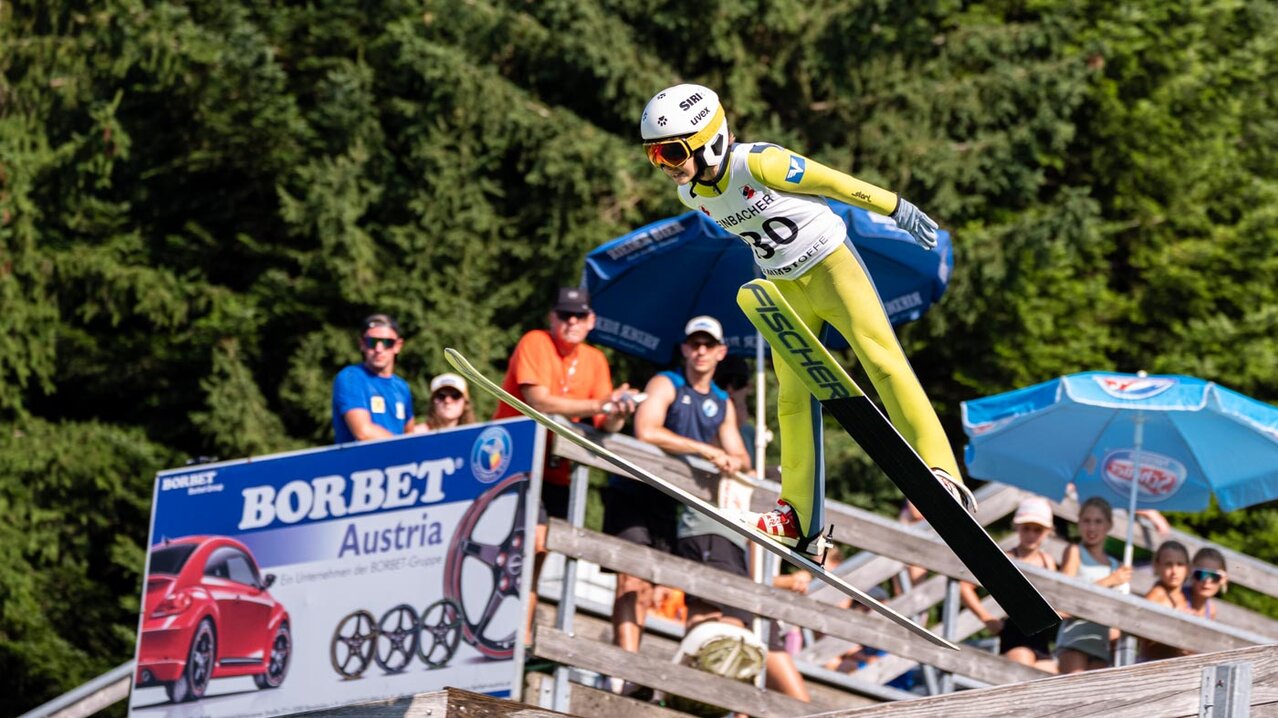 Skispringerin im Sprung | © Albert Reiter
