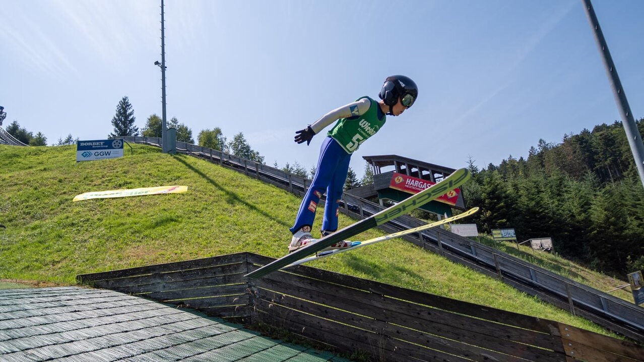 Skispringer im Sprung | © Albert Reiter