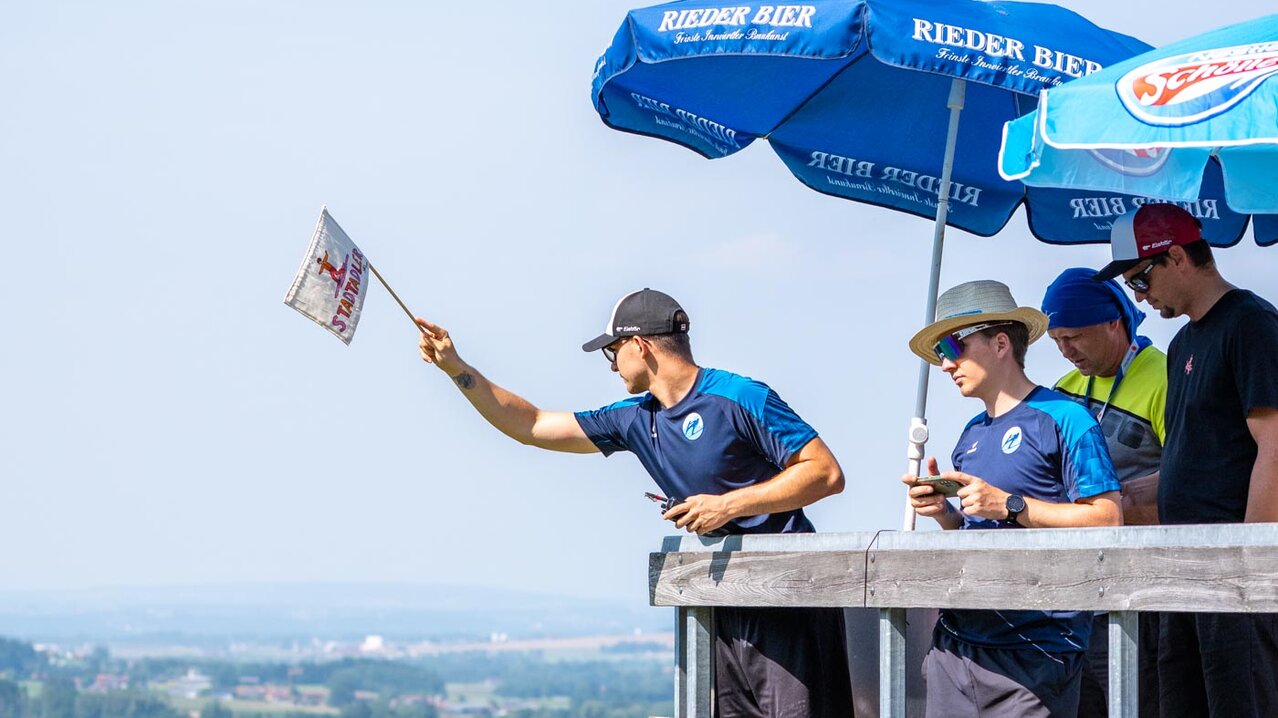 Trainer winkt mit Fahne, gibt Absprung frei | © Albert Reiter