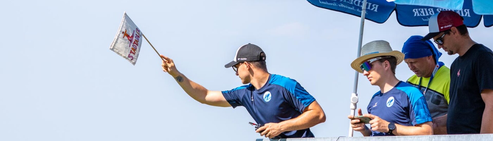 Trainer winkt mit Fahne, gibt Absprung frei | © Albert Reiter