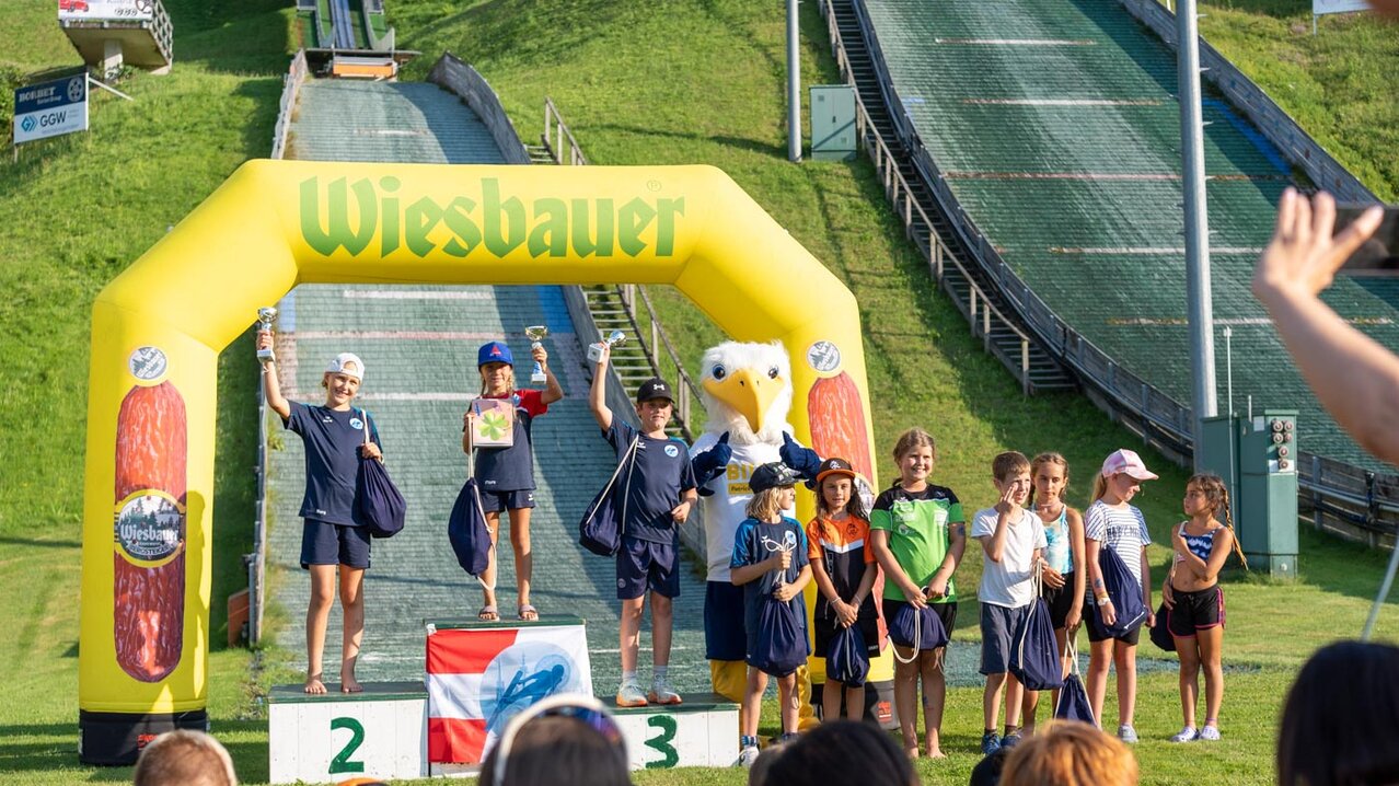 Siegerehrung am Fuß der Sprungschanzen | © Albert Reiter