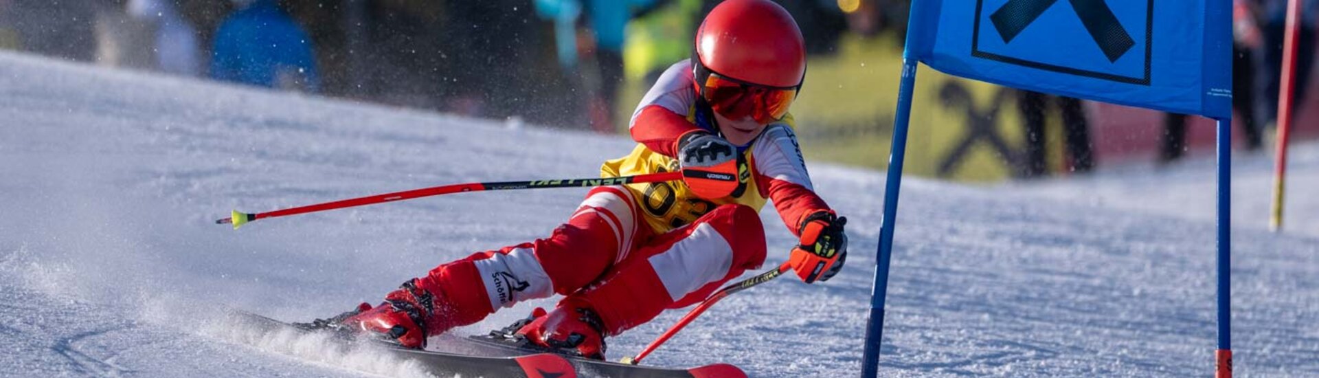 Rennläufer passiert Tor bei in tiefer Hocke | © Albert Reiter