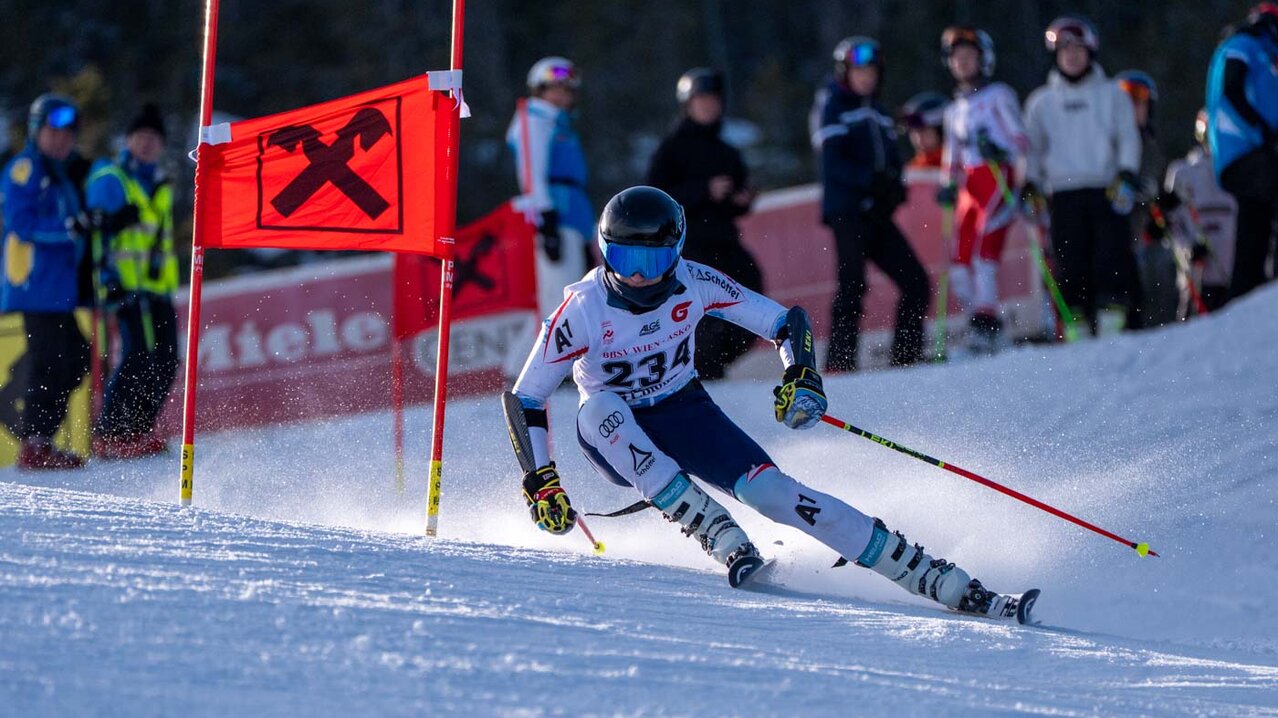 Rennläufer passiert Tor bei Riesentorlauf | © Albert Reiter