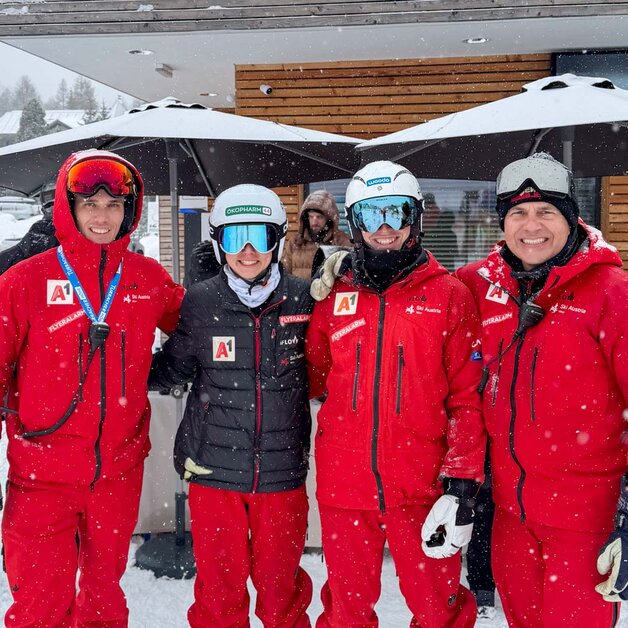 Gruppenfoto im Schneefall, vier Skifahrer | © Max von Künsberg Sarre