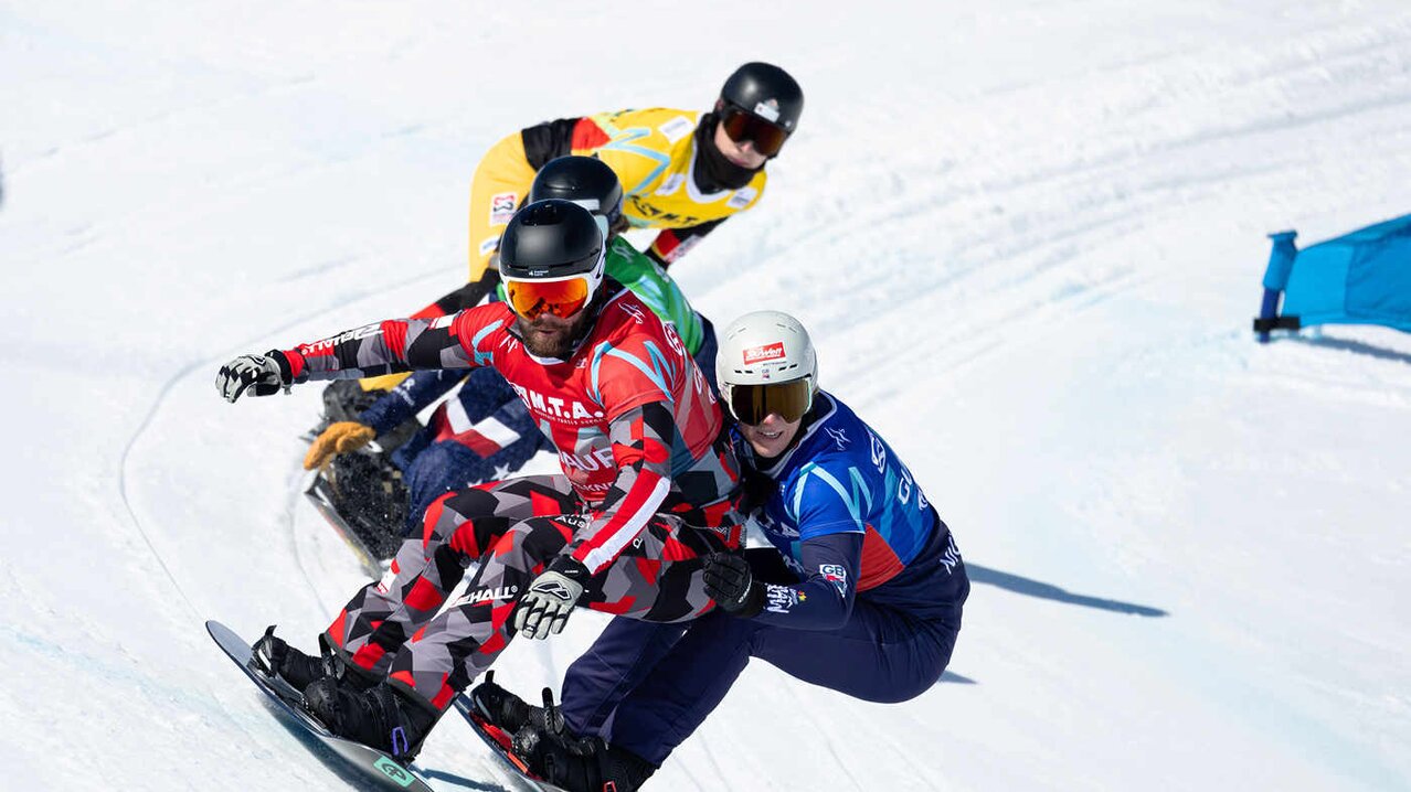 Snowboardcross-Rennläufer fahren dicht hintereinender durch Rennkurs | © FIS / Miha Matavz
