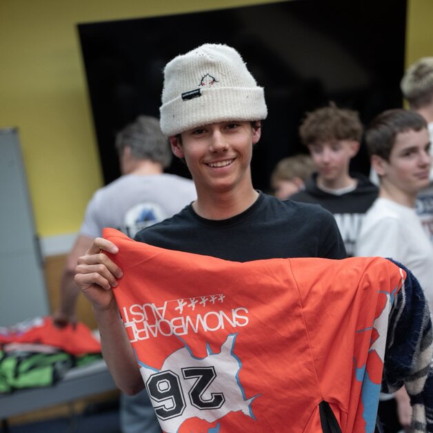 Porträt Tom Stemberger mit Startnummer in der Hand | © Mario Lange