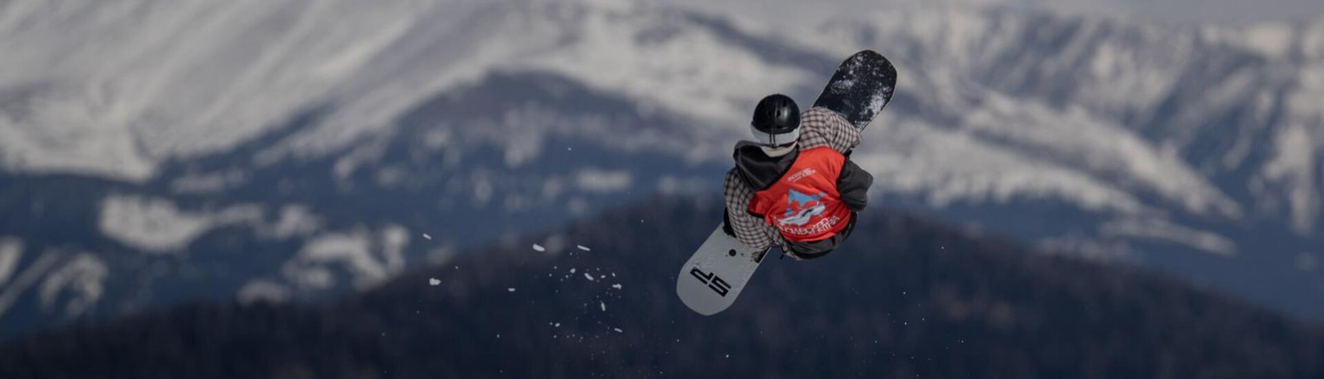 Snowboarder im Sprung vor Bergpanorama | © Mario Lange
