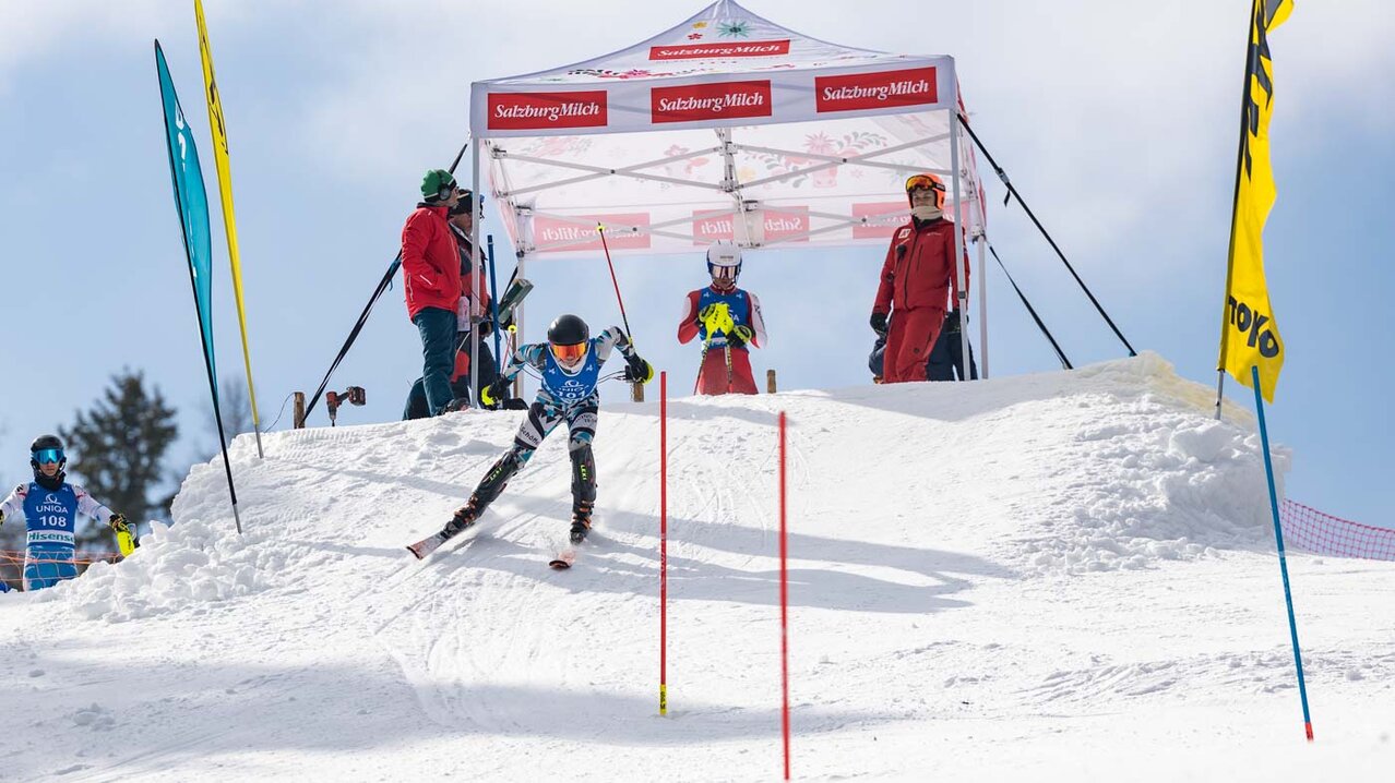 Rennläufer bei ersten Slalomtoren nach dem Start | © EXPA - Johann Groder