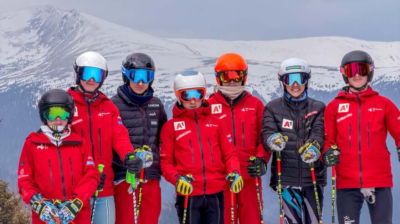 Gruppenfoto auf der Piste vor Bergpanorama | © Albert Reiter