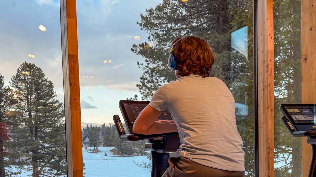 Athlet sitzt auf Fahrrad-Ergometer vor Fensterfront | © Albert Reiter