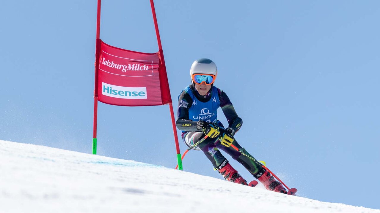 Athlet passiert Riesentorlauf-Tor | © EXPA - Johann Groder