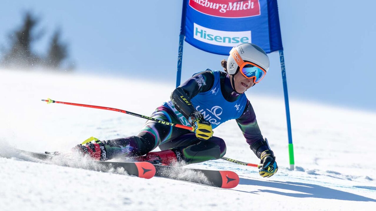 Athlet passiert Riesentorlauf-Tor | © EXPA - Johann Groder