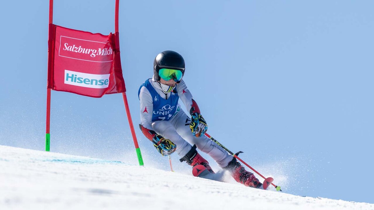 Athlet passiert Riesentorlauf-Tor | © EXPA - Johann Groder