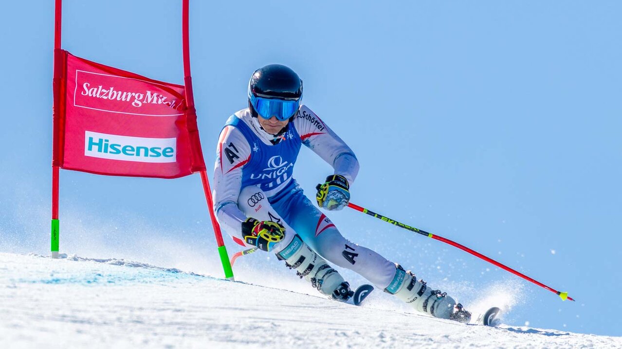 Athlet passiert Riesentorlauf-Tor | © EXPA - Johann Groder