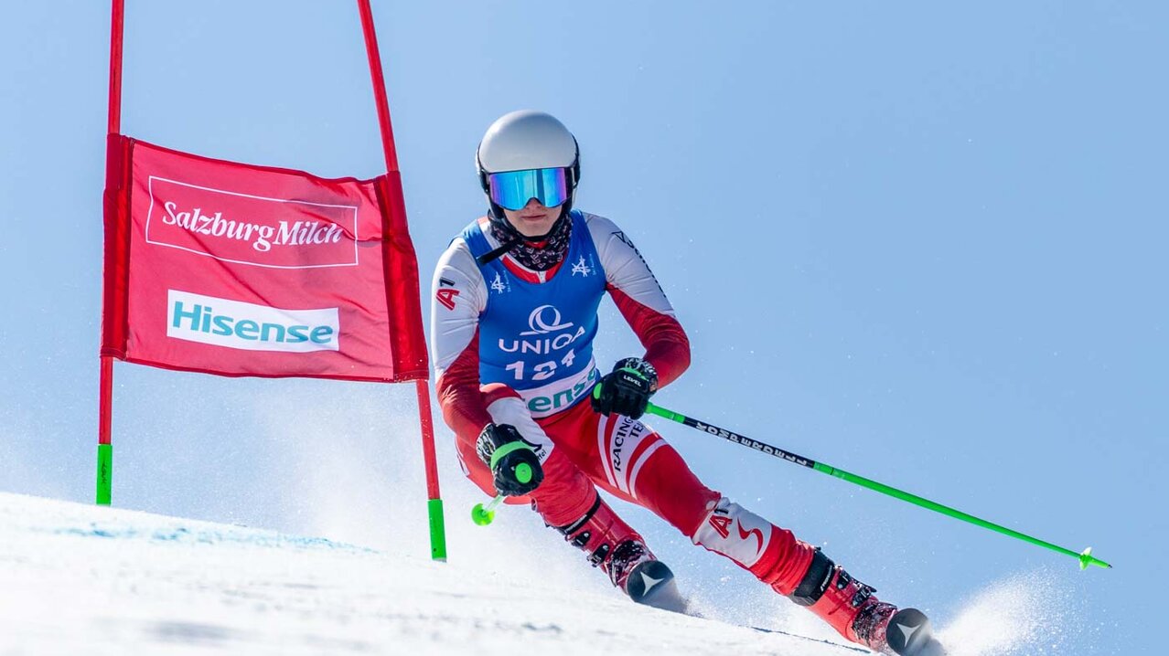 Athlet passiert Riesentorlauf-Tor | © EXPA - Johann Groder