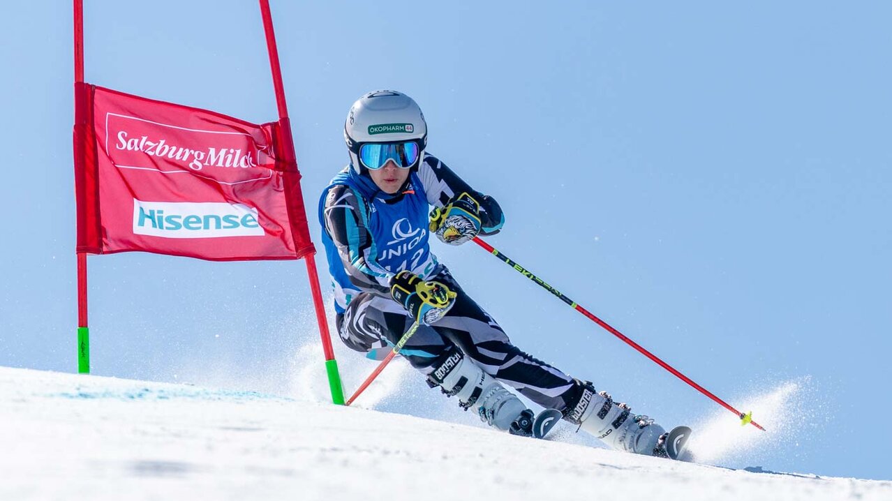 Athlet passiert Riesentorlauf-Tor | © EXPA - Johann Groder