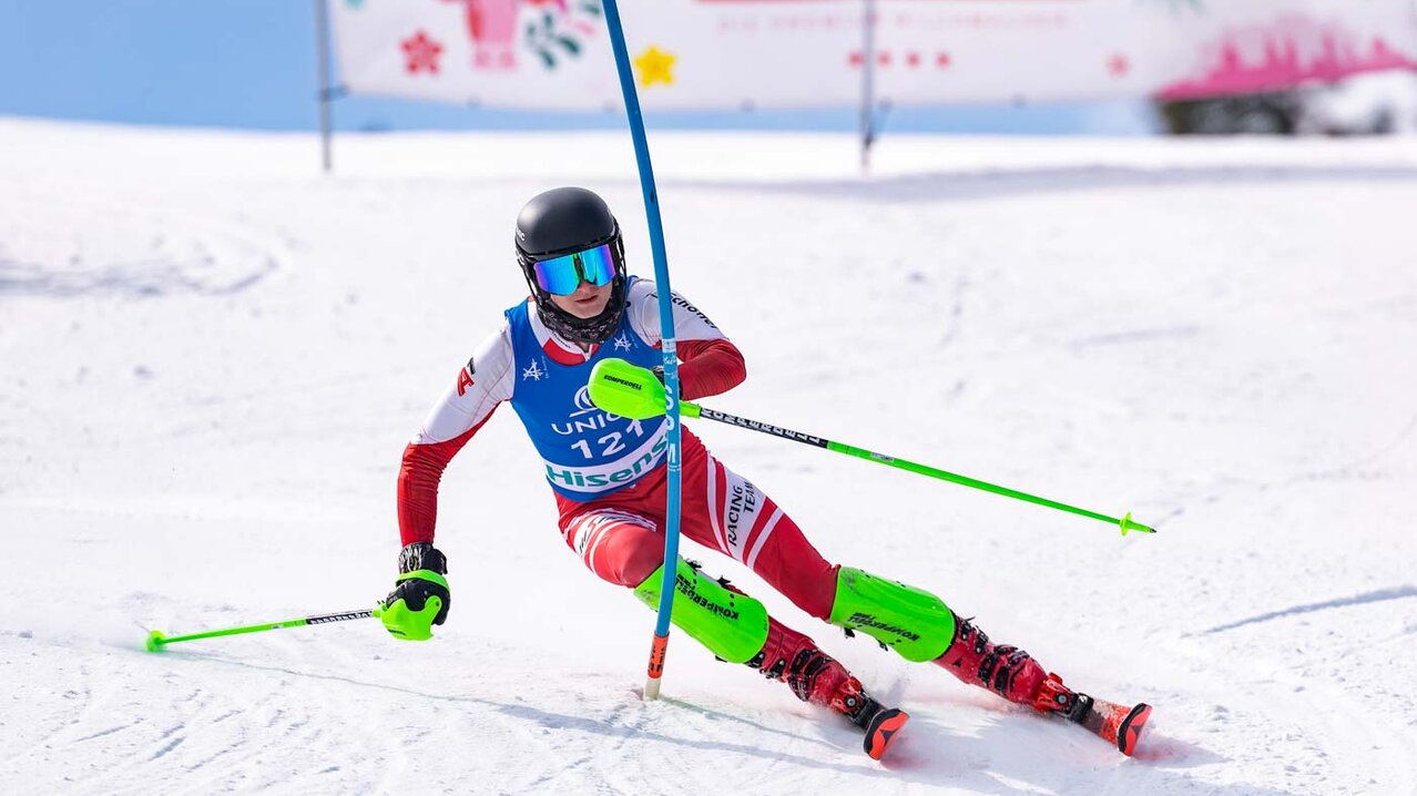Athlet passiert Tor bei Slalom - Rennen | © EXPA - Johann Groder
