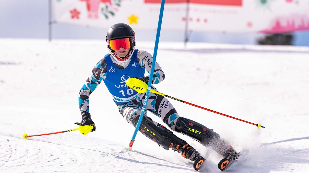 Athlet passiert Tor bei Slalom - Rennen | © EXPA - Johann Groder