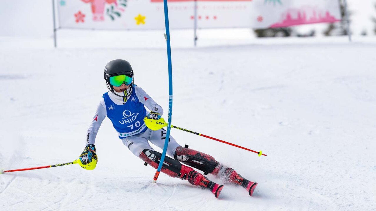Athlet passiert Tor bei Slalom - Rennen | © EXPA - Johann Groder