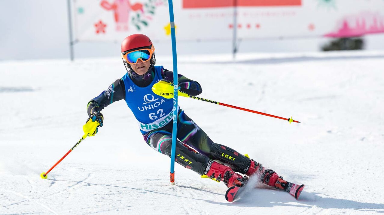 Athlet passiert Tor bei Slalom - Rennen | © EXPA - Johann Groder