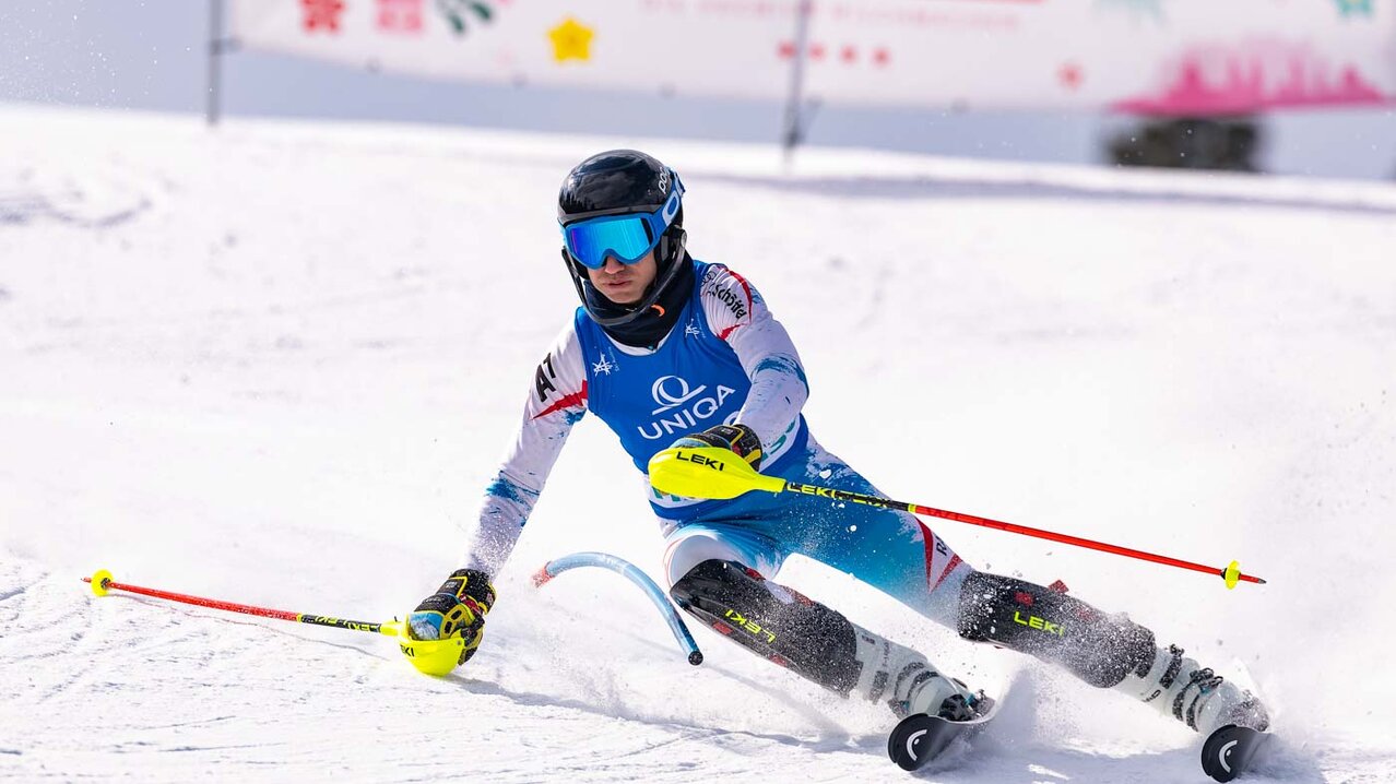 Athlet passiert Tor bei Slalom - Rennen | © EXPA - Johann Groder