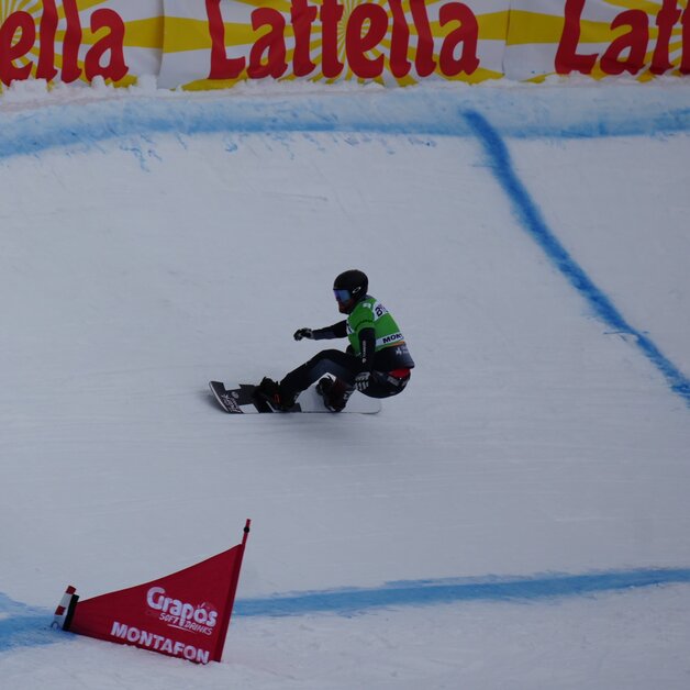 Lukas Pachner (grün) auf der Strecke beim Snowboardcross im Montafon | © Alexander Dienst