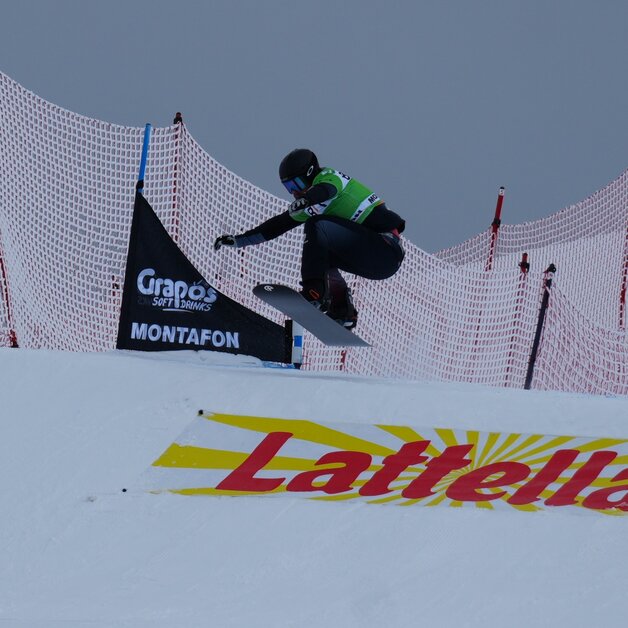 Lukas Pachner (grün) auf der Strecke beim Snowboardcross im Montafon | © Alexander Dienst